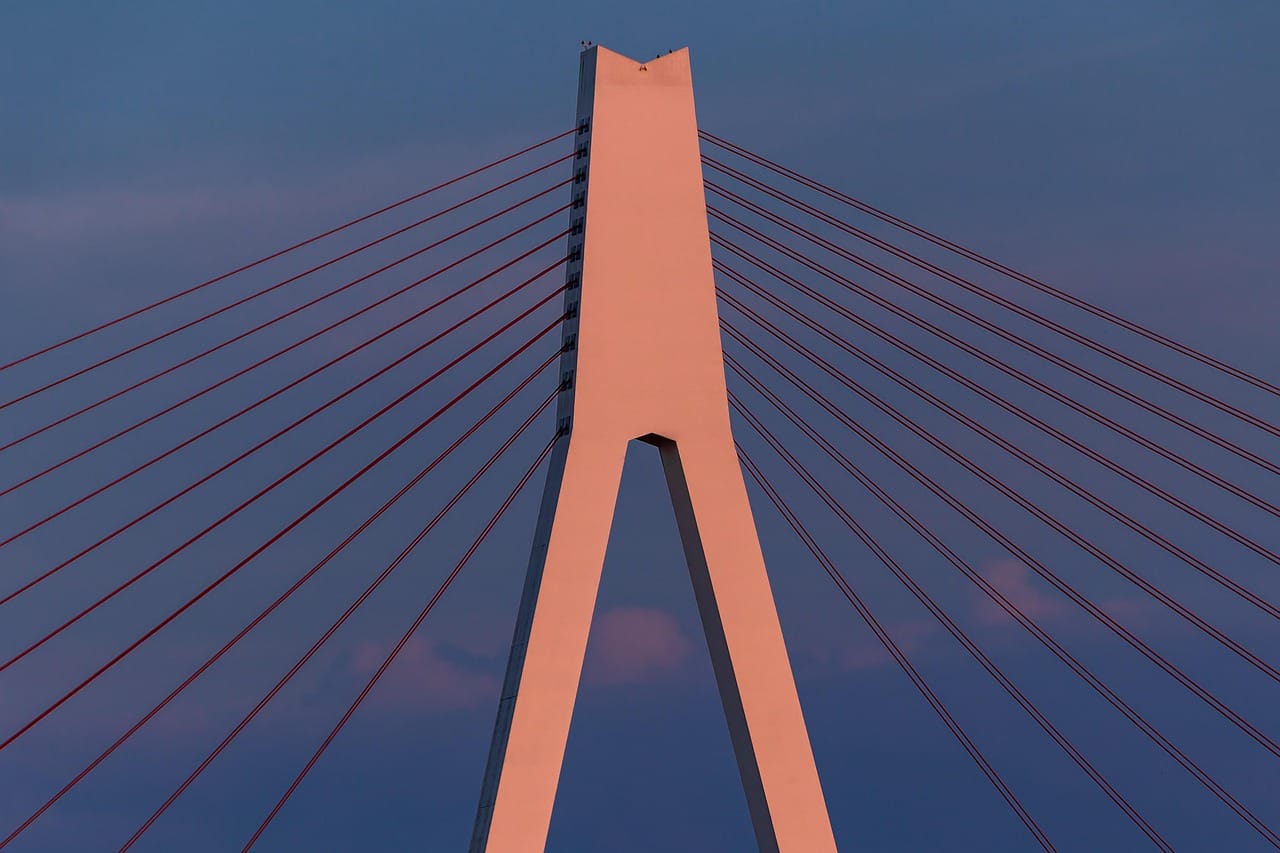 Locally connected tensegrity structure shows multistable, tunable performance