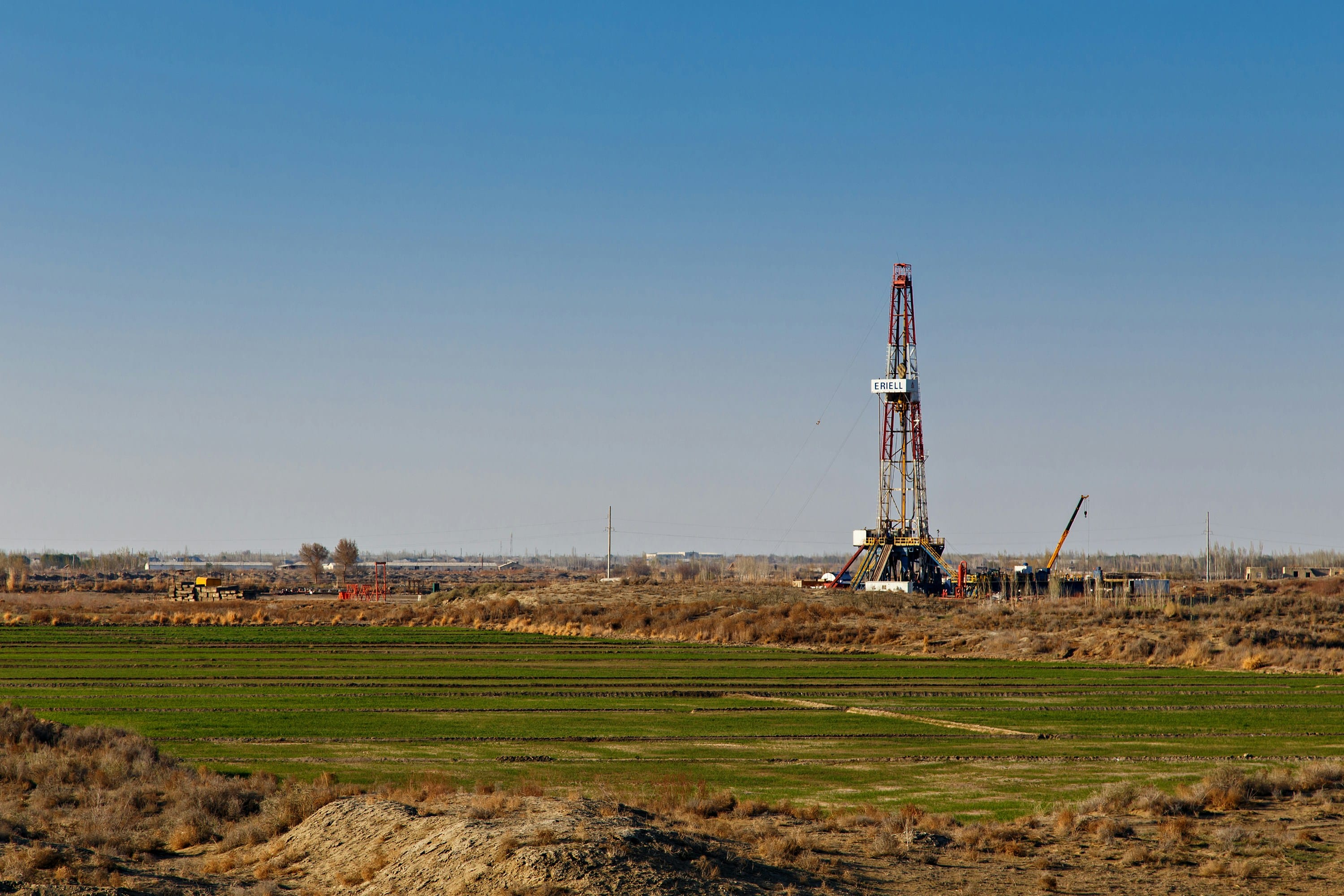 Global eddy covariance towers cluster on more fertile soils