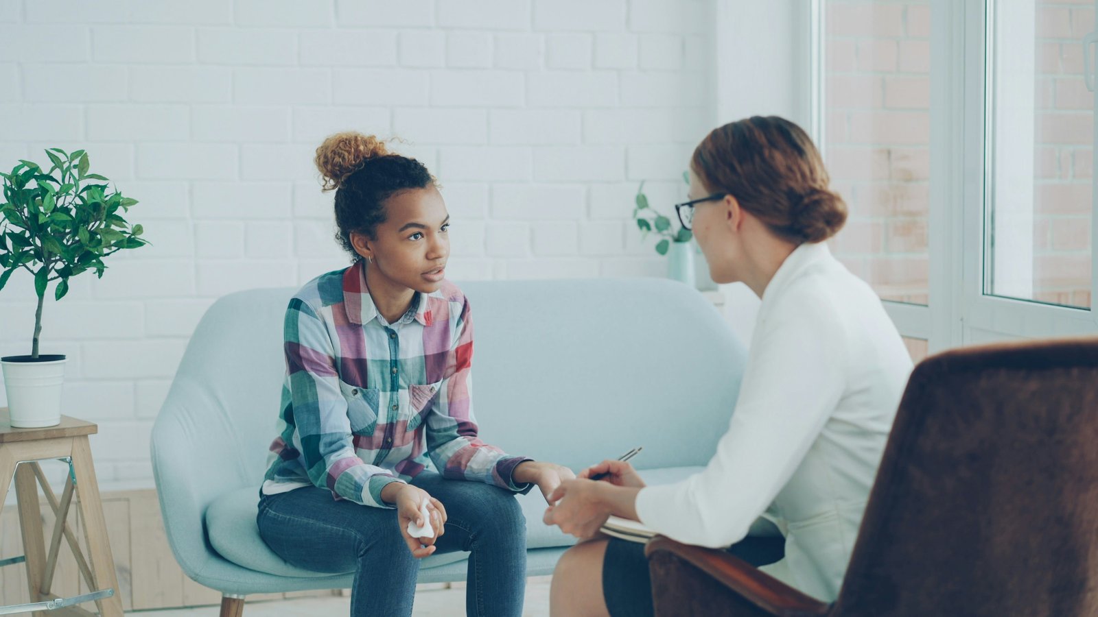 Mentalization shows a moderate link to adolescent internalizing outcomes