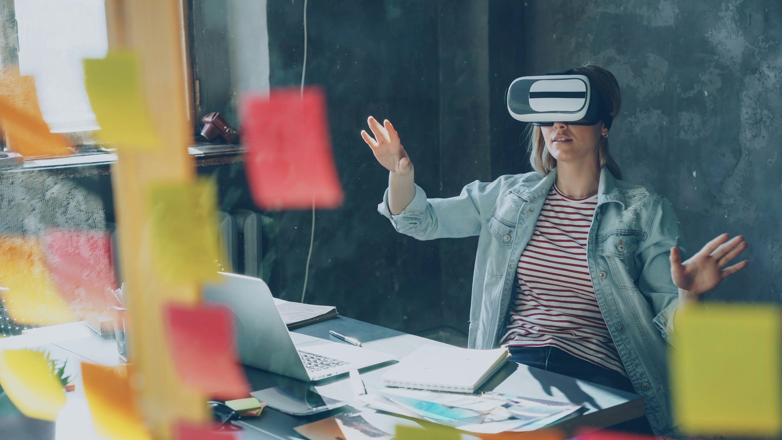 Agency-Enhanced Visual Search in VR: Robust to Distraction, Delay, and Perspective Shifts