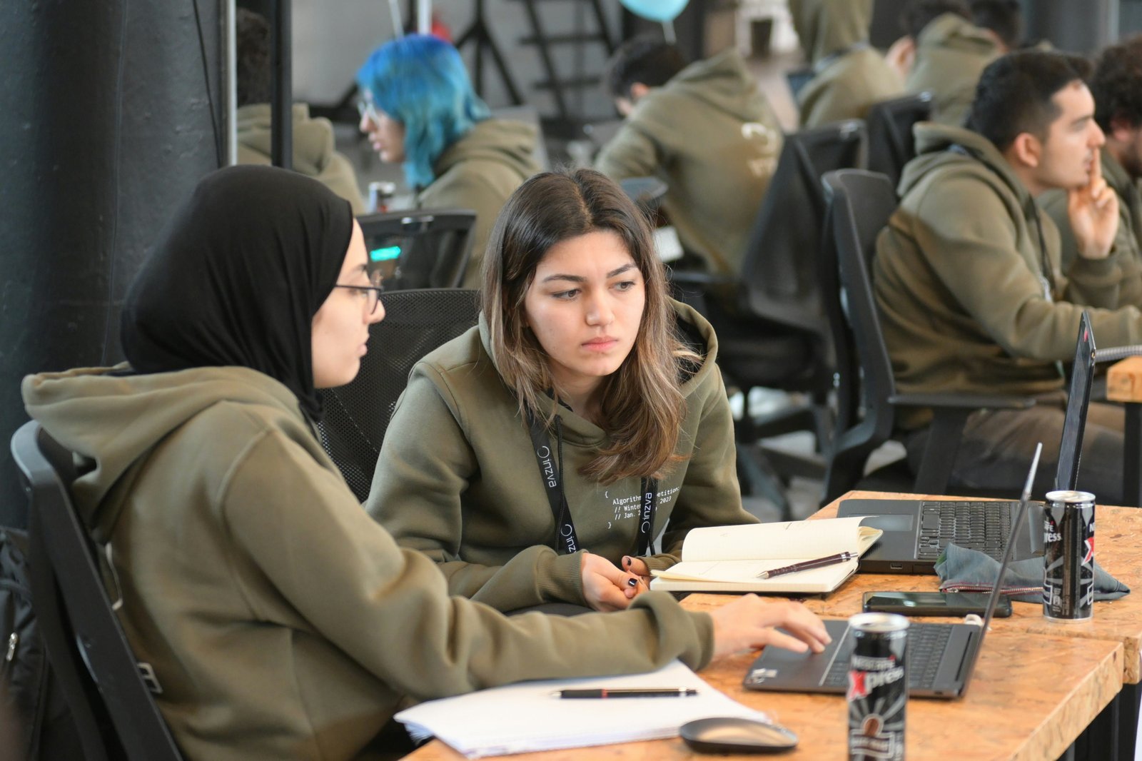 AI meets Mathematics Education: Supporting Instructors in Large Mathematics Classes with Context-Aware AI