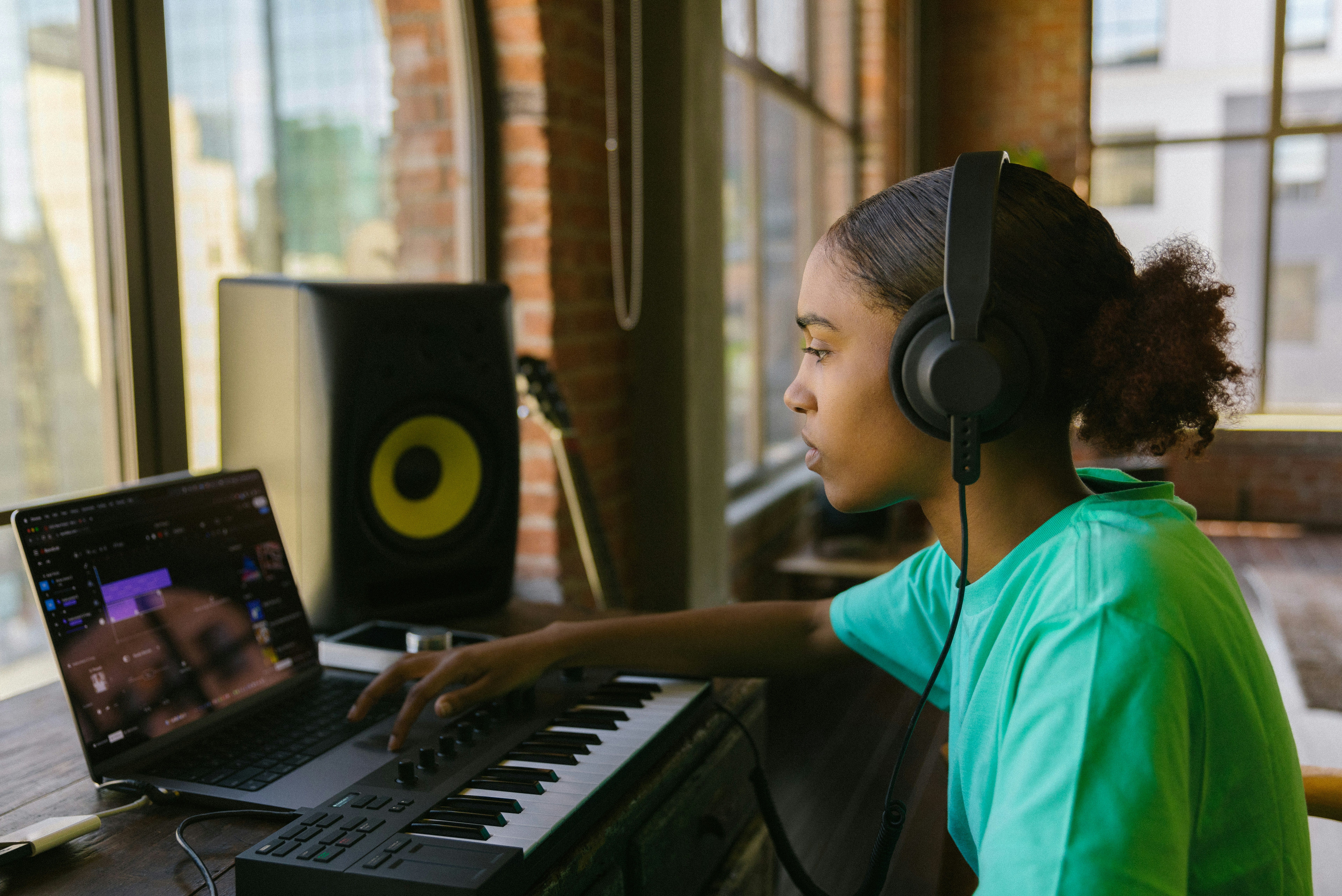 Hybrid reinforcement learning improved music teaching interaction