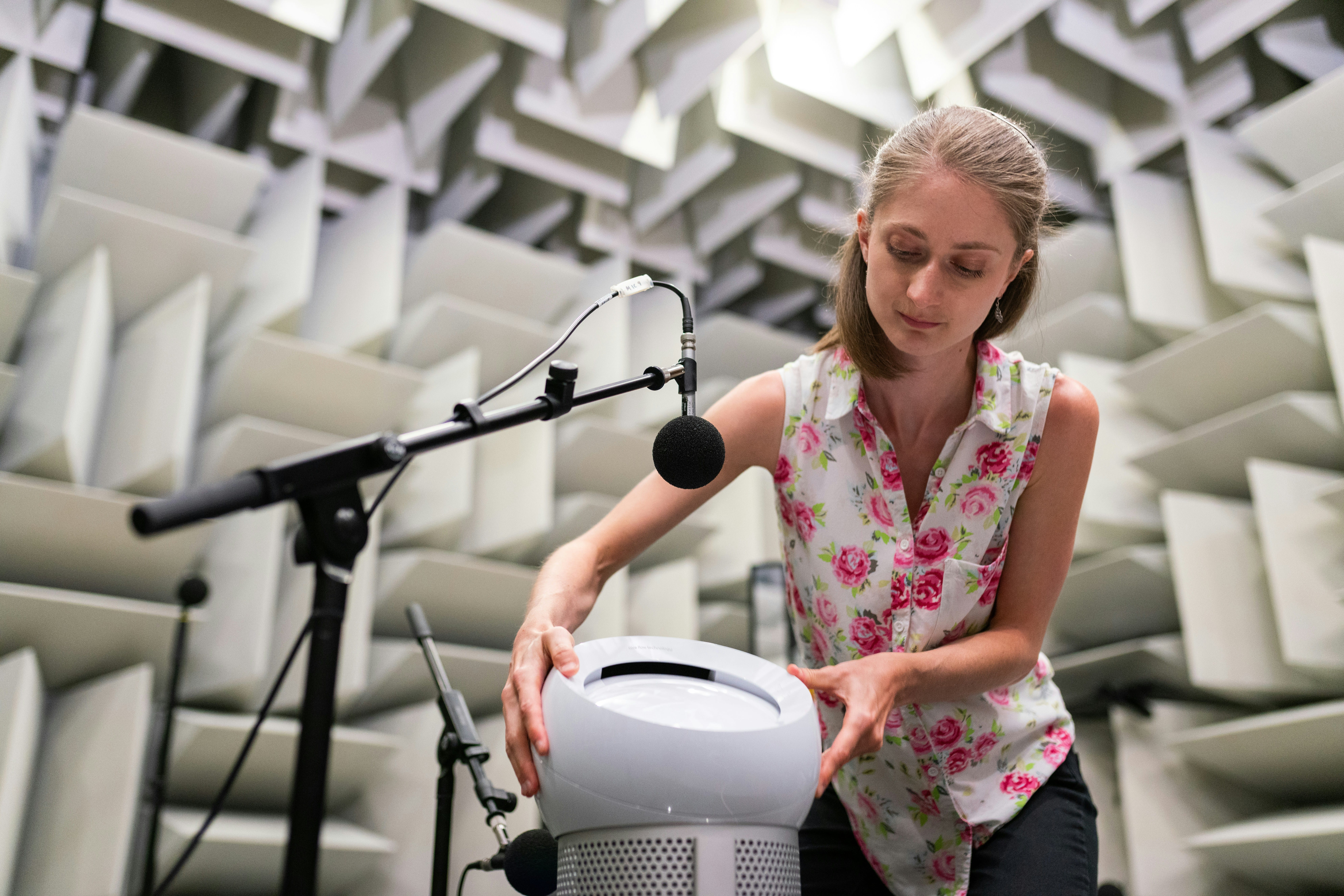 Thermal tuning enables directional broadband acoustic absorption