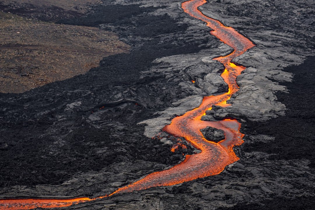Mauna Loa lava flow slowed as slopes shallowed