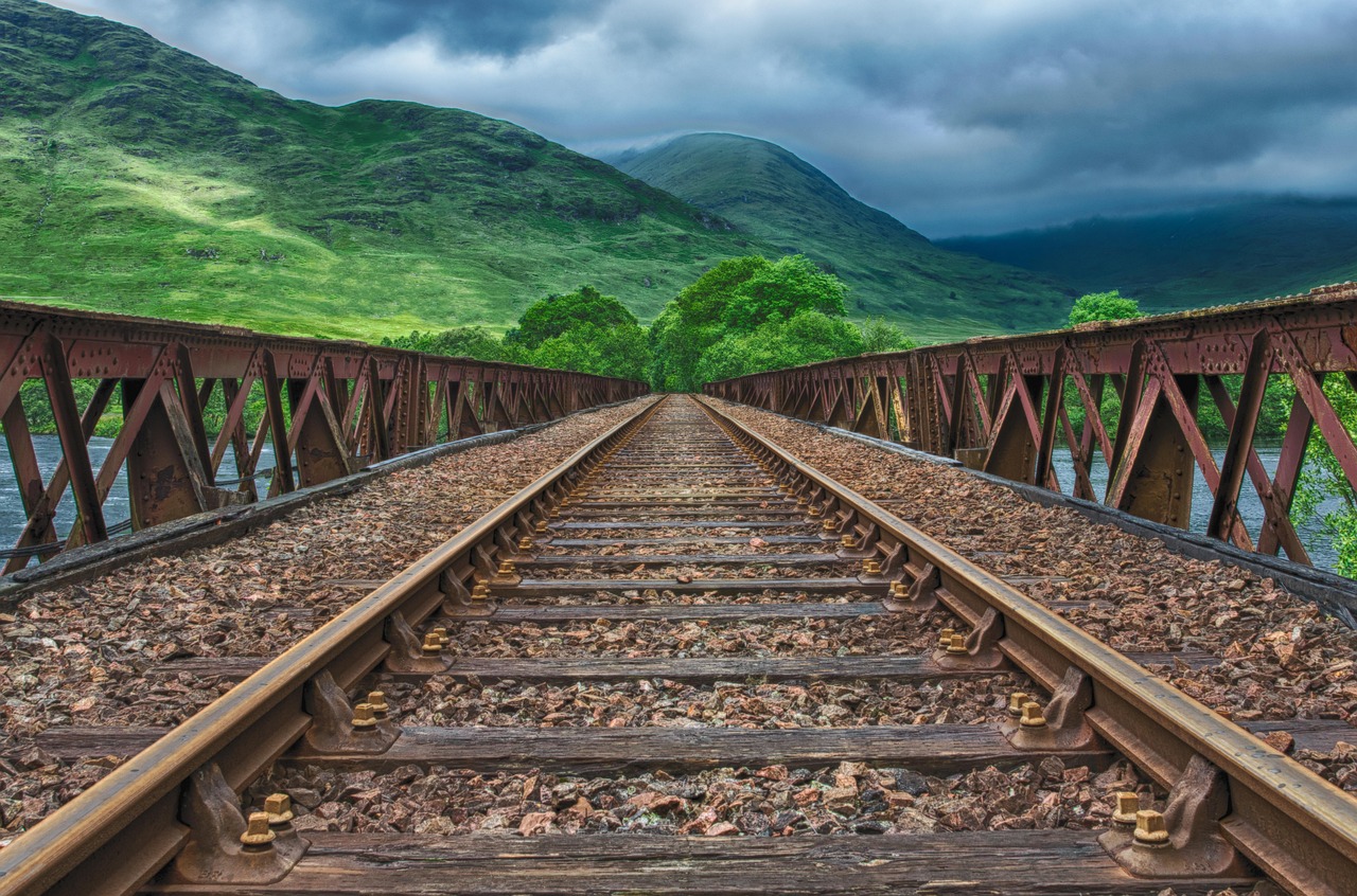 Hierarchy and priority rules generate power-law train delays
